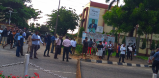 Workers Return Home As #EndSARS Protesters Block Major Roads Workers Return Home As #EndSARS Protesters Block Major Roads