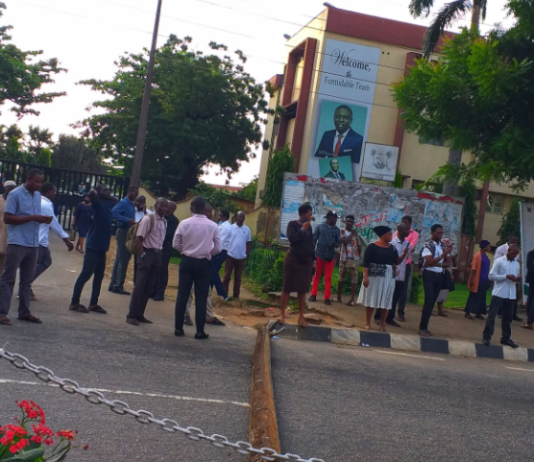 Workers Return Home As #EndSARS Protesters Block Major Roads Workers Return Home As #EndSARS Protesters Block Major Roads